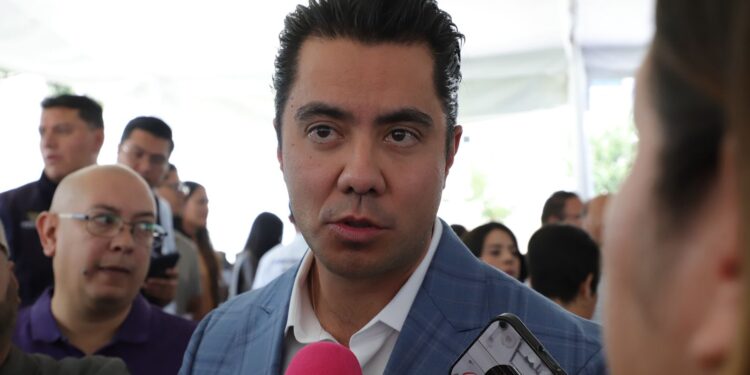Querétaro abre convocatoria para transporte escolar y universitario