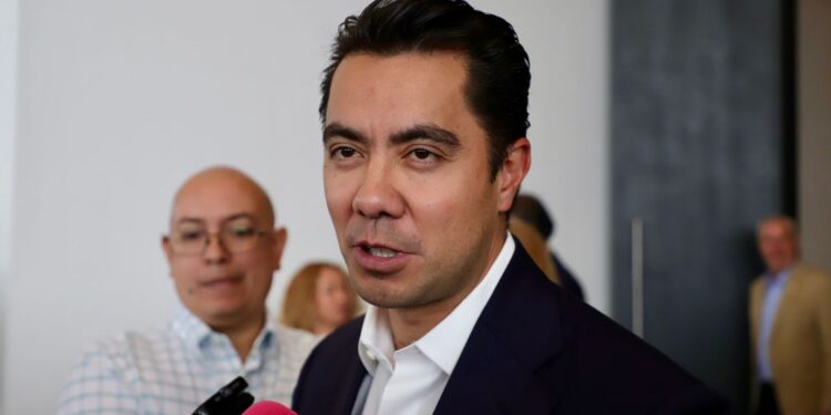 Municipio de Querétaro retira lonas políticas contra Morena por caso Rocha