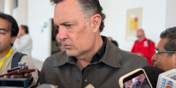 Mauricio Kuri deja en manos de Fiscalía mantas contra Morena en Querétaro