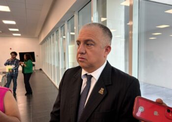 MC escupe al aire, con denuncia contra Morena, considera Sinuhé Piedragil