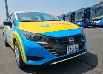 Entrega AMEQ nuevas unidades de Qrobús y Qrotaxi