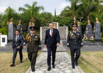 Llama Mauricio Kuri a estar a la altura de quienes defendieron al país