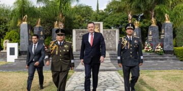 Llama Mauricio Kuri a estar a la altura de quienes defendieron al país