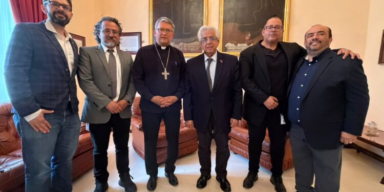 DON VÍCTOR ALEJANDRO AGUILAR con los armeros Mario Carranza Venegas, Luis René Venegas, Sergio Arturo Venegas, Fernando Venegas y el abogado Antonio Meza, en la Diócesis de Celaya, Guanajuato.