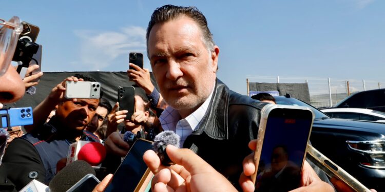 Su administración solicitó formalmente a la Federación y a los ingenieros militares absorber la ejecución de las obras complementarias para el tren México-Querétaro