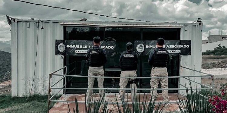 La Fiscalía de Querétaro catea y asegura oficinas inmobiliarias por venta ilegal de terrenos