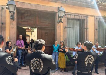 Se jubila Doris Peralta, tras 28 años de servicio