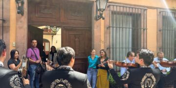 Se jubila Doris Peralta, tras 28 años de servicio