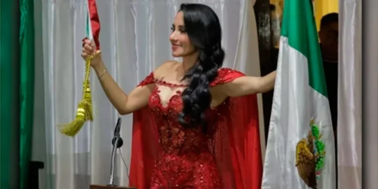 La presidenta municipal de Morena lució una prenda de diseñador idéntica a la de Miss Universo México 2026 y contrató al maquillista Alfonso Waithsman para las fiestas patrias