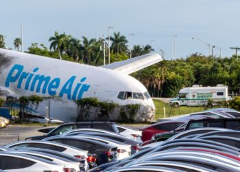 El avión de Amazon que se estrelló en Miami chocó con una camioneta con siete pasajeros