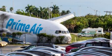 El avión de Amazon que se estrelló en Miami chocó con una camioneta con siete pasajeros