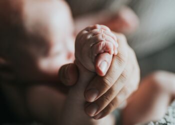 Una disputa por un bebé enfermo llega al Supremo de EE.UU. y aviva batalla sobre el aborto