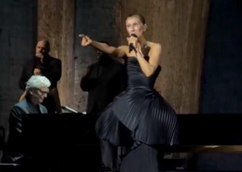 Céline Dion regresa triunfal y emocionada a los escenarios en París