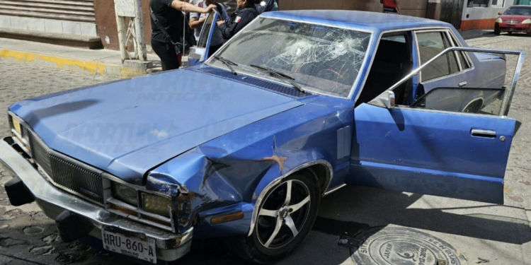 Tras el choque, el hombre abandonó el automóvil y a su esposa, quien viajaba como copiloto y sufrió diversas lesiones.