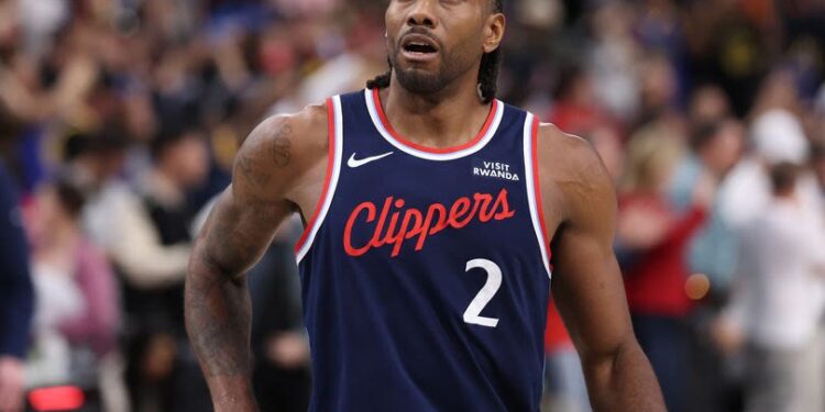 La liga sanciona a Los Ángeles por irregularidades relacionadas con Kawhi Leonard; el jugador deberá pagar 700 mil dólares y su exrepresentante queda vetado de la NBA