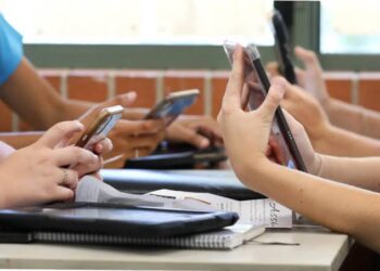 Regulación del uso de celulares en escuelas entrará en vigor el 3 de noviembre