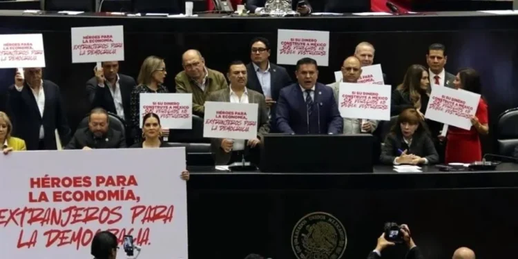 En el artículo 82 se propone establecer que quien aspire a la Presidencia de México no deberá tener ni adquirir una nacionalidad distinta a la mexicana.