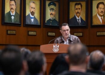 Toma protesta Gobernador a Comités de la Asociación ADN UAQ