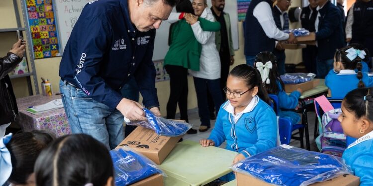 Entrega Kuri aulas y útiles escolares en escuela de Corregidora