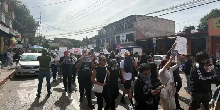 Estudiantes de la UAEM marchan por justicia tras feminicidio de Claudia Tacoronte