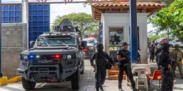 Toman Defensa y SSP Comisaría de Juchitán; revisan a agentes