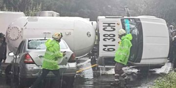 Pipa de gas vuelca en la México-Cuernavaca; provoca cierre de la circulación