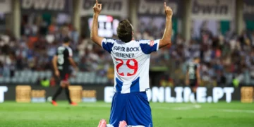 Santiago Giménez anota su primer gol con el Porto
