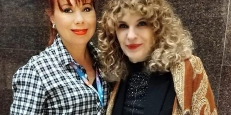 Cristina Renaud  junto a la escritora nicaragüense Gioconda Belli.