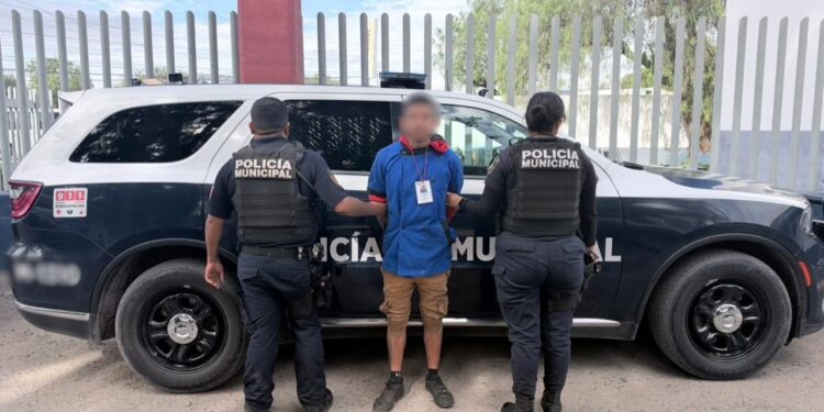 Al realizarle una revisión física al sujeto, le encontraron un arma de fuego de fabricación casera y dinero en efectivo.