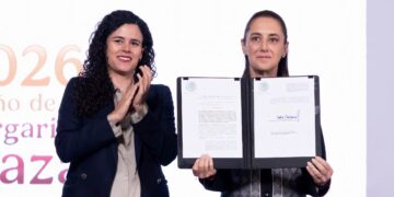 Firma Claudia decreto de nacionalidad única