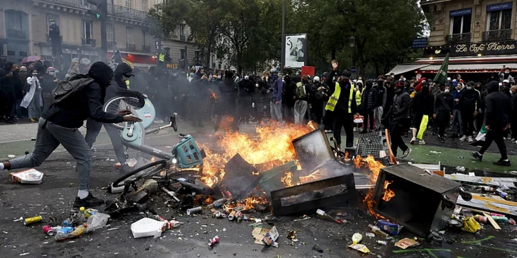 De acuerdo con diarios locales, alrededor de cincuenta manifestantes intentaron entrar en el Ministerio de Agricultura.