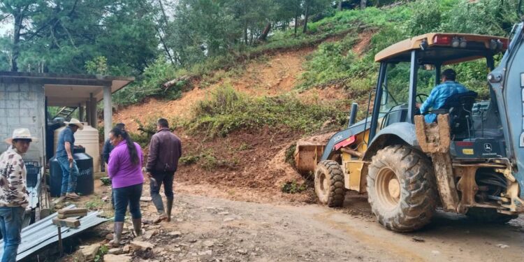 La alcaldesa de Pinal de Amoles indicó que todo el equipo de la Coordinación Municipal de Protección Civil se encuentra desplegado en el territorio.