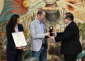 Juan Villoro destaca la importancia de “la crítica justa” al recibir Premio Carlos Fuentes