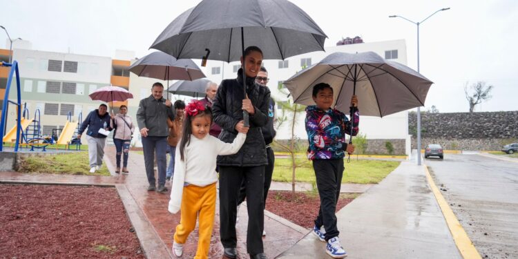 La Jefa del Ejecutivo Federal expresó su felicidad de cumplir este sueño de las familias morelianas y de todo el país.