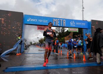 Emmanuel Reyes se lleva el Querétaro Maratón