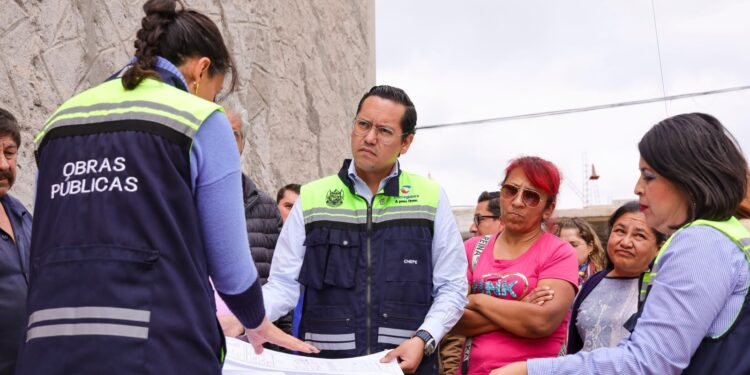 El presidente municipal estuvo acompañado por la secretaria de Obras Públicas, Viridiana Nava Rodríguez, con quien revisó el avance de los trabajos.