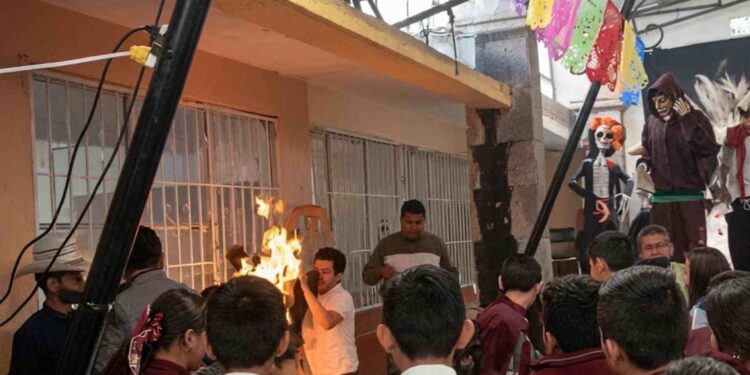 Alumna sufre quemaduras graves durante concurso de disfraces en Hidalgo.