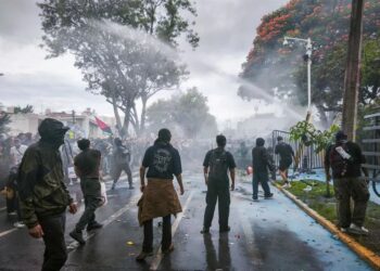 Toman las calles tapatíos y exigen agua limpia