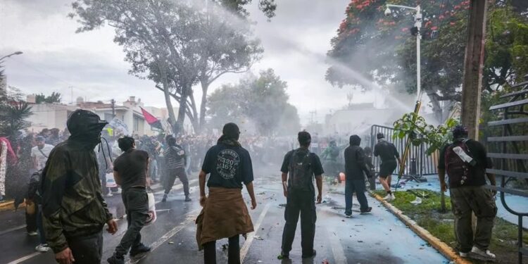 La marcha salió de La Minerva hacia Casa Jalisco, donde hubo enfrentamientos