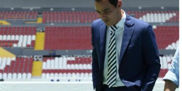 De ídolo a procesado: la caída de Omar Bravo