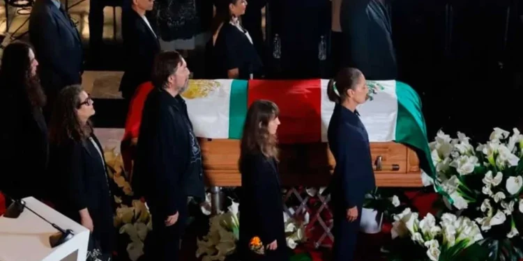 Sheinbaum y Clara Brugada encabezan guardias de honor a Cuauhtémoc Cárdenas en Bellas Artes