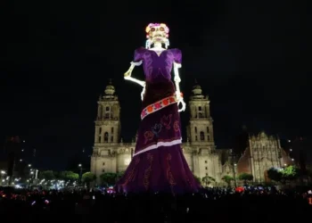 Inauguran megaofrenda con la catrina más alta del mundo