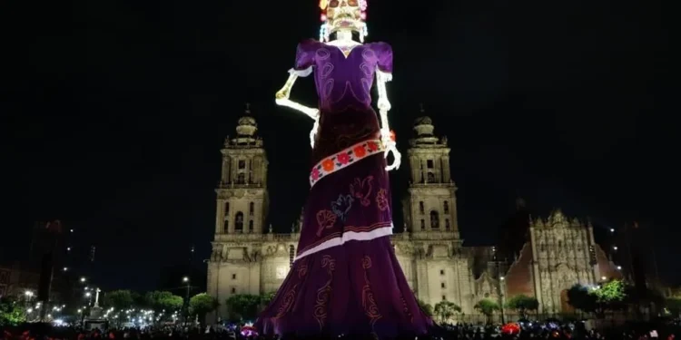 Megaofrenda del Zócalo rompe Récord Guinness con una Catrina de 33.4 metros