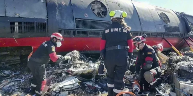 • Error de protocolo causó choque de trenes de alta velocidad en España que dejó 64 muertos