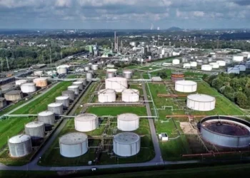 Cae crudo más de 2% y Brent baja de los 100 dólares