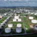 Cae crudo más de 2% y Brent baja de los 100 dólares