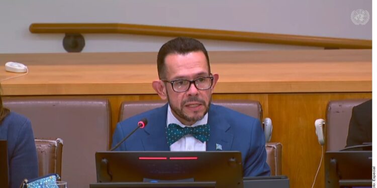 Albán reprochó que familiares y activistas que mostraron fotografías de desaparecidos fueran retirados de la sala donde se realizó la sesión.