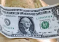 Liga dólar segundo retroceso; baja a $18.06