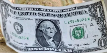 Liga dólar segundo retroceso; baja a $18.06