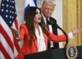 Pide EU renuncia de Embajadora de Grecia, ex de Trump Jr